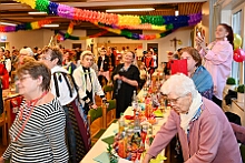 MSPICT DU 2026- 02-12 0038  Weiberfastnachts Tour, 11. Februar - Schon um 9 Uhr begann dieser ereignisreicher Tag für uns mit der Karnevalsfeier in der GGS Habichtstraße. Im HDK Festzelt wurden wir danach fanatisch gefeiert. Weiter ging es dann zu Hargreaves und ins LANUV zur der Firmenfeiern. Zwischendurch seine Seniorenfeier der AWO Karl-Jarres-Straße. Im Ratskeller feiern die Nordvereine Altweiber. In Folge fahren wir nach Laar, einmal zum Familienkarneval der KG Rot-Gold und die KFD feier im St. Ewald. Der vorletzte Auftritt dann die Altweibersitzung bei der Ehrengarde bevor es zum erneuten Heimspiel  zur Altweiber-Party in den Heimathafen geht. : DVPJ, Toni I, Kinderprinz Juls I., Juls I., Prinzessin, Aileen I., Prinzessin Aileen I., HDK, Duisburg, Karneval, Helau, Tollität, Event, Session 2025, Session 2026, Hauptausschuss, Gemeinschaft, Hauptausschuss Karneval Duisburg, Duisburg ist echt