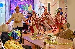 01 Seniorenk CURATA DIN 2026- 02-14 02  Samstags Tour, 14. Februar - Nach dem Kinderkarnevalszug hatten wir an diesem Samstag noch 3 Termine. Zuerst waren wir zum Seniorenkarneval im CURATA Haus in Dinslaken Hiesfeld. Am Abend ging es zum letzten Mal bei unseren » Blauen Jungs « auf die Bühne. Und auch zum letzten Mal hieß es Helau bei der KG Rot-Gold Laar. : DVPJ, Toni I, Kinderprinz Juls I., Juls I., Prinzessin, Aileen I., Prinzessin Aileen I., HDK, Duisburg, Karneval, Helau, Tollität, Event, Session 2025, Session 2026, Hauptausschuss, Gemeinschaft, Hauptausschuss Karneval Duisburg, Duisburg ist echt