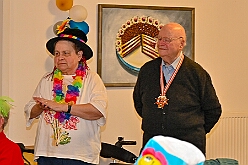 01 Seniorenk CURATA DIN 2026- 02-14 06  Samstags Tour, 14. Februar - Nach dem Kinderkarnevalszug hatten wir an diesem Samstag noch 3 Termine. Zuerst waren wir zum Seniorenkarneval im CURATA Haus in Dinslaken Hiesfeld. Am Abend ging es zum letzten Mal bei unseren » Blauen Jungs « auf die Bühne. Und auch zum letzten Mal hieß es Helau bei der KG Rot-Gold Laar. : DVPJ, Toni I, Kinderprinz Juls I., Juls I., Prinzessin, Aileen I., Prinzessin Aileen I., HDK, Duisburg, Karneval, Helau, Tollität, Event, Session 2025, Session 2026, Hauptausschuss, Gemeinschaft, Hauptausschuss Karneval Duisburg, Duisburg ist echt