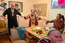 01 Seniorenk CURATA DIN 2026- 02-14 10  Samstags Tour, 14. Februar - Nach dem Kinderkarnevalszug hatten wir an diesem Samstag noch 3 Termine. Zuerst waren wir zum Seniorenkarneval im CURATA Haus in Dinslaken Hiesfeld. Am Abend ging es zum letzten Mal bei unseren » Blauen Jungs « auf die Bühne. Und auch zum letzten Mal hieß es Helau bei der KG Rot-Gold Laar. : DVPJ, Toni I, Kinderprinz Juls I., Juls I., Prinzessin, Aileen I., Prinzessin Aileen I., HDK, Duisburg, Karneval, Helau, Tollität, Event, Session 2025, Session 2026, Hauptausschuss, Gemeinschaft, Hauptausschuss Karneval Duisburg, Duisburg ist echt