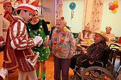 01 Seniorenk CURATA DIN 2026- 02-14 12  Samstags Tour, 14. Februar - Nach dem Kinderkarnevalszug hatten wir an diesem Samstag noch 3 Termine. Zuerst waren wir zum Seniorenkarneval im CURATA Haus in Dinslaken Hiesfeld. Am Abend ging es zum letzten Mal bei unseren » Blauen Jungs « auf die Bühne. Und auch zum letzten Mal hieß es Helau bei der KG Rot-Gold Laar. : DVPJ, Toni I, Kinderprinz Juls I., Juls I., Prinzessin, Aileen I., Prinzessin Aileen I., HDK, Duisburg, Karneval, Helau, Tollität, Event, Session 2025, Session 2026, Hauptausschuss, Gemeinschaft, Hauptausschuss Karneval Duisburg, Duisburg ist echt