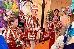 01 Seniorenk CURATA DIN 2026- 02-14 13  Samstags Tour, 14. Februar - Nach dem Kinderkarnevalszug hatten wir an diesem Samstag noch 3 Termine. Zuerst waren wir zum Seniorenkarneval im CURATA Haus in Dinslaken Hiesfeld. Am Abend ging es zum letzten Mal bei unseren » Blauen Jungs « auf die Bühne. Und auch zum letzten Mal hieß es Helau bei der KG Rot-Gold Laar. : DVPJ, Toni I, Kinderprinz Juls I., Juls I., Prinzessin, Aileen I., Prinzessin Aileen I., HDK, Duisburg, Karneval, Helau, Tollität, Event, Session 2025, Session 2026, Hauptausschuss, Gemeinschaft, Hauptausschuss Karneval Duisburg, Duisburg ist echt