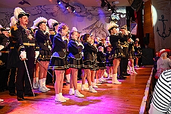 02 Bordfest AMaB 2026- 02-14 01  Samstags Tour, 14. Februar - Nach dem Kinderkarnevalszug hatten wir an diesem Samstag noch 3 Termine. Zuerst waren wir zum Seniorenkarneval im CURATA Haus in Dinslaken Hiesfeld. Am Abend ging es zum letzten Mal bei unseren » Blauen Jungs « auf die Bühne. Und auch zum letzten Mal hieß es Helau bei der KG Rot-Gold Laar. : DVPJ, Toni I, Kinderprinz Juls I., Juls I., Prinzessin, Aileen I., Prinzessin Aileen I., HDK, Duisburg, Karneval, Helau, Tollität, Event, Session 2025, Session 2026, Hauptausschuss, Gemeinschaft, Hauptausschuss Karneval Duisburg, Duisburg ist echt