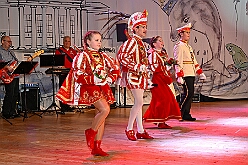 02 Bordfest AMaB 2026- 02-14 04  Samstags Tour, 14. Februar - Nach dem Kinderkarnevalszug hatten wir an diesem Samstag noch 3 Termine. Zuerst waren wir zum Seniorenkarneval im CURATA Haus in Dinslaken Hiesfeld. Am Abend ging es zum letzten Mal bei unseren » Blauen Jungs « auf die Bühne. Und auch zum letzten Mal hieß es Helau bei der KG Rot-Gold Laar. : DVPJ, Toni I, Kinderprinz Juls I., Juls I., Prinzessin, Aileen I., Prinzessin Aileen I., HDK, Duisburg, Karneval, Helau, Tollität, Event, Session 2025, Session 2026, Hauptausschuss, Gemeinschaft, Hauptausschuss Karneval Duisburg, Duisburg ist echt