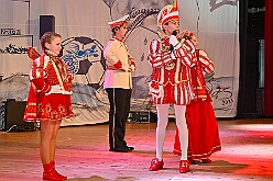 02 Bordfest AMaB 2026- 02-14 06  Samstags Tour, 14. Februar - Nach dem Kinderkarnevalszug hatten wir an diesem Samstag noch 3 Termine. Zuerst waren wir zum Seniorenkarneval im CURATA Haus in Dinslaken Hiesfeld. Am Abend ging es zum letzten Mal bei unseren » Blauen Jungs « auf die Bühne. Und auch zum letzten Mal hieß es Helau bei der KG Rot-Gold Laar. : DVPJ, Toni I, Kinderprinz Juls I., Juls I., Prinzessin, Aileen I., Prinzessin Aileen I., HDK, Duisburg, Karneval, Helau, Tollität, Event, Session 2025, Session 2026, Hauptausschuss, Gemeinschaft, Hauptausschuss Karneval Duisburg, Duisburg ist echt