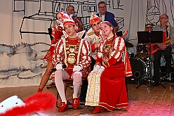 02 Bordfest AMaB 2026- 02-14 13  Samstags Tour, 14. Februar - Nach dem Kinderkarnevalszug hatten wir an diesem Samstag noch 3 Termine. Zuerst waren wir zum Seniorenkarneval im CURATA Haus in Dinslaken Hiesfeld. Am Abend ging es zum letzten Mal bei unseren » Blauen Jungs « auf die Bühne. Und auch zum letzten Mal hieß es Helau bei der KG Rot-Gold Laar. : DVPJ, Toni I, Kinderprinz Juls I., Juls I., Prinzessin, Aileen I., Prinzessin Aileen I., HDK, Duisburg, Karneval, Helau, Tollität, Event, Session 2025, Session 2026, Hauptausschuss, Gemeinschaft, Hauptausschuss Karneval Duisburg, Duisburg ist echt