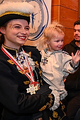 02 Bordfest AMaB 2026- 02-14 14  Samstags Tour, 14. Februar - Nach dem Kinderkarnevalszug hatten wir an diesem Samstag noch 3 Termine. Zuerst waren wir zum Seniorenkarneval im CURATA Haus in Dinslaken Hiesfeld. Am Abend ging es zum letzten Mal bei unseren » Blauen Jungs « auf die Bühne. Und auch zum letzten Mal hieß es Helau bei der KG Rot-Gold Laar. : DVPJ, Toni I, Kinderprinz Juls I., Juls I., Prinzessin, Aileen I., Prinzessin Aileen I., HDK, Duisburg, Karneval, Helau, Tollität, Event, Session 2025, Session 2026, Hauptausschuss, Gemeinschaft, Hauptausschuss Karneval Duisburg, Duisburg ist echt