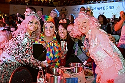 02 Bordfest AMaB 2026- 02-14 20  Samstags Tour, 14. Februar - Nach dem Kinderkarnevalszug hatten wir an diesem Samstag noch 3 Termine. Zuerst waren wir zum Seniorenkarneval im CURATA Haus in Dinslaken Hiesfeld. Am Abend ging es zum letzten Mal bei unseren » Blauen Jungs « auf die Bühne. Und auch zum letzten Mal hieß es Helau bei der KG Rot-Gold Laar. : DVPJ, Toni I, Kinderprinz Juls I., Juls I., Prinzessin, Aileen I., Prinzessin Aileen I., HDK, Duisburg, Karneval, Helau, Tollität, Event, Session 2025, Session 2026, Hauptausschuss, Gemeinschaft, Hauptausschuss Karneval Duisburg, Duisburg ist echt