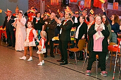 03 Prunks RG Laar 2026- 02-14 11  Samstags Tour, 14. Februar - Nach dem Kinderkarnevalszug hatten wir an diesem Samstag noch 3 Termine. Zuerst waren wir zum Seniorenkarneval im CURATA Haus in Dinslaken Hiesfeld. Am Abend ging es zum letzten Mal bei unseren » Blauen Jungs « auf die Bühne. Und auch zum letzten Mal hieß es Helau bei der KG Rot-Gold Laar. : DVPJ, Toni I, Kinderprinz Juls I., Juls I., Prinzessin, Aileen I., Prinzessin Aileen I., HDK, Duisburg, Karneval, Helau, Tollität, Event, Session 2025, Session 2026, Hauptausschuss, Gemeinschaft, Hauptausschuss Karneval Duisburg, Duisburg ist echt