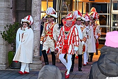 01 Das Wecken 2026- 02-14 02  Unser Tag - ein schöner Tag - Es war 8 Uhr in der Früh als wir am Samstagmorgen, 14. Februar, als wir mit Musik am WYNDHAM Hotel Duisburger Hof geweckt wurden. Danach ging es dann nach Hamborn wo „unser“ Kinderkarnevalszug pünktlich um 11:11 Uhr startete. Zu Mittagszeit gab es dann anschließend eine Empfang für uns und die Teneriffa Delegation. : DVPJ, Toni I, Kinderprinz Juls I., Juls I., Prinzessin, Aileen I., Prinzessin Aileen I., HDK, Duisburg, Karneval, Helau, Tollität, Event, Session 2025, Session 2026, Hauptausschuss, Gemeinschaft, Hauptausschuss Karneval Duisburg, Duisburg ist echt
