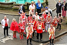 02 Prinzenfrueh Rafthaus 2026- 02-16 04  Rosenmontag 2026 - Es war eigentlich ein toller Tag, wenn nur das Wetter mitgespielt hätte. Beim Wecken von Prinz Toni I. vor dem WYNDHAM Hotel Duisburger Hof war es schon recht ungemütlich. Danach dann ein paar warme Stunden in unserem Rat, beim Prinzenwecken mit OB Sören Link. Pünktlich zum Start des Rosenmontagszugs geht es los mit dem Regen, bis auf kurze Momente hielt er an bis zum Ende des Zuges. Nachdem sich Alle im König Pilsener Festzelt auf gewärmt hatten, kamen auf der Bühne die Verabschiedung von uns, der Kinderprinzencrew 2026, und Prinz Toni I. : DVPJ, Toni I, Kinderprinz Juls I., Juls I., Prinzessin, Aileen I., Prinzessin Aileen I., HDK, Duisburg, Karneval, Helau, Tollität, Event, Session 2025, Session 2026, Hauptausschuss, Gemeinschaft, Hauptausschuss Karneval Duisburg, Duisburg ist echt
