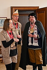 02 Prinzenfrueh Rafthaus 2026- 02-16 07  Rosenmontag 2026 - Es war eigentlich ein toller Tag, wenn nur das Wetter mitgespielt hätte. Beim Wecken von Prinz Toni I. vor dem WYNDHAM Hotel Duisburger Hof war es schon recht ungemütlich. Danach dann ein paar warme Stunden in unserem Rat, beim Prinzenwecken mit OB Sören Link. Pünktlich zum Start des Rosenmontagszugs geht es los mit dem Regen, bis auf kurze Momente hielt er an bis zum Ende des Zuges. Nachdem sich Alle im König Pilsener Festzelt auf gewärmt hatten, kamen auf der Bühne die Verabschiedung von uns, der Kinderprinzencrew 2026, und Prinz Toni I. : DVPJ, Toni I, Kinderprinz Juls I., Juls I., Prinzessin, Aileen I., Prinzessin Aileen I., HDK, Duisburg, Karneval, Helau, Tollität, Event, Session 2025, Session 2026, Hauptausschuss, Gemeinschaft, Hauptausschuss Karneval Duisburg, Duisburg ist echt