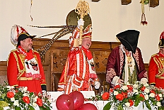 02 Prinzenfrueh Rafthaus 2026- 02-16 15  Rosenmontag 2026 - Es war eigentlich ein toller Tag, wenn nur das Wetter mitgespielt hätte. Beim Wecken von Prinz Toni I. vor dem WYNDHAM Hotel Duisburger Hof war es schon recht ungemütlich. Danach dann ein paar warme Stunden in unserem Rat, beim Prinzenwecken mit OB Sören Link. Pünktlich zum Start des Rosenmontagszugs geht es los mit dem Regen, bis auf kurze Momente hielt er an bis zum Ende des Zuges. Nachdem sich Alle im König Pilsener Festzelt auf gewärmt hatten, kamen auf der Bühne die Verabschiedung von uns, der Kinderprinzencrew 2026, und Prinz Toni I. : DVPJ, Toni I, Kinderprinz Juls I., Juls I., Prinzessin, Aileen I., Prinzessin Aileen I., HDK, Duisburg, Karneval, Helau, Tollität, Event, Session 2025, Session 2026, Hauptausschuss, Gemeinschaft, Hauptausschuss Karneval Duisburg, Duisburg ist echt