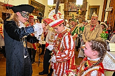 02 Prinzenfrueh Rafthaus 2026- 02-16 16  Rosenmontag 2026 - Es war eigentlich ein toller Tag, wenn nur das Wetter mitgespielt hätte. Beim Wecken von Prinz Toni I. vor dem WYNDHAM Hotel Duisburger Hof war es schon recht ungemütlich. Danach dann ein paar warme Stunden in unserem Rat, beim Prinzenwecken mit OB Sören Link. Pünktlich zum Start des Rosenmontagszugs geht es los mit dem Regen, bis auf kurze Momente hielt er an bis zum Ende des Zuges. Nachdem sich Alle im König Pilsener Festzelt auf gewärmt hatten, kamen auf der Bühne die Verabschiedung von uns, der Kinderprinzencrew 2026, und Prinz Toni I. : DVPJ, Toni I, Kinderprinz Juls I., Juls I., Prinzessin, Aileen I., Prinzessin Aileen I., HDK, Duisburg, Karneval, Helau, Tollität, Event, Session 2025, Session 2026, Hauptausschuss, Gemeinschaft, Hauptausschuss Karneval Duisburg, Duisburg ist echt