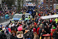 03 Rosenmontagzug 2026- 02-16 04  Rosenmontag 2026 - Es war eigentlich ein toller Tag, wenn nur das Wetter mitgespielt hätte. Beim Wecken von Prinz Toni I. vor dem WYNDHAM Hotel Duisburger Hof war es schon recht ungemütlich. Danach dann ein paar warme Stunden in unserem Rat, beim Prinzenwecken mit OB Sören Link. Pünktlich zum Start des Rosenmontagszugs geht es los mit dem Regen, bis auf kurze Momente hielt er an bis zum Ende des Zuges. Nachdem sich Alle im König Pilsener Festzelt auf gewärmt hatten, kamen auf der Bühne die Verabschiedung von uns, der Kinderprinzencrew 2026, und Prinz Toni I. : DVPJ, Toni I, Kinderprinz Juls I., Juls I., Prinzessin, Aileen I., Prinzessin Aileen I., HDK, Duisburg, Karneval, Helau, Tollität, Event, Session 2025, Session 2026, Hauptausschuss, Gemeinschaft, Hauptausschuss Karneval Duisburg, Duisburg ist echt