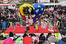03 Rosenmontagzug 2026- 02-16 05  Rosenmontag 2026 - Es war eigentlich ein toller Tag, wenn nur das Wetter mitgespielt hätte. Beim Wecken von Prinz Toni I. vor dem WYNDHAM Hotel Duisburger Hof war es schon recht ungemütlich. Danach dann ein paar warme Stunden in unserem Rat, beim Prinzenwecken mit OB Sören Link. Pünktlich zum Start des Rosenmontagszugs geht es los mit dem Regen, bis auf kurze Momente hielt er an bis zum Ende des Zuges. Nachdem sich Alle im König Pilsener Festzelt auf gewärmt hatten, kamen auf der Bühne die Verabschiedung von uns, der Kinderprinzencrew 2026, und Prinz Toni I. : DVPJ, Toni I, Kinderprinz Juls I., Juls I., Prinzessin, Aileen I., Prinzessin Aileen I., HDK, Duisburg, Karneval, Helau, Tollität, Event, Session 2025, Session 2026, Hauptausschuss, Gemeinschaft, Hauptausschuss Karneval Duisburg, Duisburg ist echt