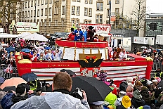 03 Rosenmontagzug 2026- 02-16 07  Rosenmontag 2026 - Es war eigentlich ein toller Tag, wenn nur das Wetter mitgespielt hätte. Beim Wecken von Prinz Toni I. vor dem WYNDHAM Hotel Duisburger Hof war es schon recht ungemütlich. Danach dann ein paar warme Stunden in unserem Rat, beim Prinzenwecken mit OB Sören Link. Pünktlich zum Start des Rosenmontagszugs geht es los mit dem Regen, bis auf kurze Momente hielt er an bis zum Ende des Zuges. Nachdem sich Alle im König Pilsener Festzelt auf gewärmt hatten, kamen auf der Bühne die Verabschiedung von uns, der Kinderprinzencrew 2026, und Prinz Toni I. : DVPJ, Toni I, Kinderprinz Juls I., Juls I., Prinzessin, Aileen I., Prinzessin Aileen I., HDK, Duisburg, Karneval, Helau, Tollität, Event, Session 2025, Session 2026, Hauptausschuss, Gemeinschaft, Hauptausschuss Karneval Duisburg, Duisburg ist echt