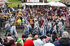 03 Rosenmontagzug 2026- 02-16 14  Rosenmontag 2026 - Es war eigentlich ein toller Tag, wenn nur das Wetter mitgespielt hätte. Beim Wecken von Prinz Toni I. vor dem WYNDHAM Hotel Duisburger Hof war es schon recht ungemütlich. Danach dann ein paar warme Stunden in unserem Rat, beim Prinzenwecken mit OB Sören Link. Pünktlich zum Start des Rosenmontagszugs geht es los mit dem Regen, bis auf kurze Momente hielt er an bis zum Ende des Zuges. Nachdem sich Alle im König Pilsener Festzelt auf gewärmt hatten, kamen auf der Bühne die Verabschiedung von uns, der Kinderprinzencrew 2026, und Prinz Toni I. : DVPJ, Toni I, Kinderprinz Juls I., Juls I., Prinzessin, Aileen I., Prinzessin Aileen I., HDK, Duisburg, Karneval, Helau, Tollität, Event, Session 2025, Session 2026, Hauptausschuss, Gemeinschaft, Hauptausschuss Karneval Duisburg, Duisburg ist echt