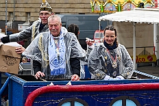 03 Rosenmontagzug 2026- 02-16 16  Rosenmontag 2026 - Es war eigentlich ein toller Tag, wenn nur das Wetter mitgespielt hätte. Beim Wecken von Prinz Toni I. vor dem WYNDHAM Hotel Duisburger Hof war es schon recht ungemütlich. Danach dann ein paar warme Stunden in unserem Rat, beim Prinzenwecken mit OB Sören Link. Pünktlich zum Start des Rosenmontagszugs geht es los mit dem Regen, bis auf kurze Momente hielt er an bis zum Ende des Zuges. Nachdem sich Alle im König Pilsener Festzelt auf gewärmt hatten, kamen auf der Bühne die Verabschiedung von uns, der Kinderprinzencrew 2026, und Prinz Toni I. : DVPJ, Toni I, Kinderprinz Juls I., Juls I., Prinzessin, Aileen I., Prinzessin Aileen I., HDK, Duisburg, Karneval, Helau, Tollität, Event, Session 2025, Session 2026, Hauptausschuss, Gemeinschaft, Hauptausschuss Karneval Duisburg, Duisburg ist echt